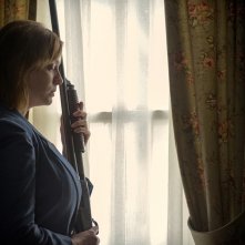 Dark Places - Nei luoghi oscuri: Christina Hendricks con un fucile in mano