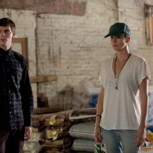 Dark Places - Nei luoghi oscuri: Nicholas Hoult e Charlize Theron in una scena del film