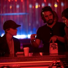 Dark Places - Nei luoghi oscuri: il regista Gilles Paquet-Brenner sul set con Charlize Theron e Nicholas Hoult