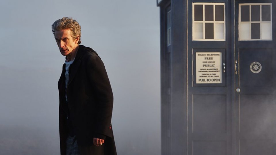Doctor Who: l'attore Peter Capaldi in una scena di The Witch's Familiar