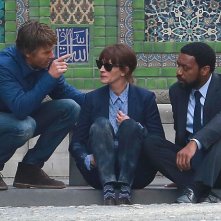 Secret in Their Eyes: il direttore della fotografia Daniel Moder dà indicazioni a Julia Roberts e Chiwetel Ejiofor sul set