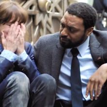 Secret in Their Eyes: Julia Roberts e Chiwetel Ejiofor in un drammatico momento del film