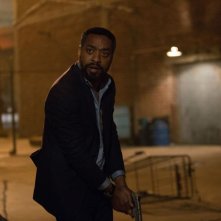 Secret in Their Eyes: Chiwetel Ejiofor in azione in una scena del film