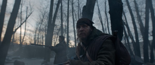 Revenant - Redivivo: Tom Hardy e Will Poulter in una scena del film