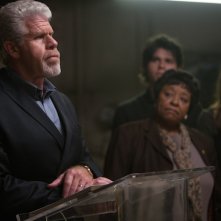 Hand of God: l'attore Ron Perlman in una scena della serie Amazon