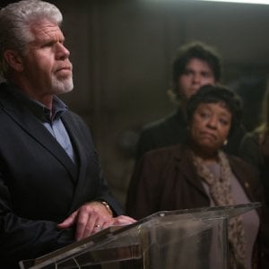Hand of God: l'attore Ron Perlman in una scena della serie Amazon