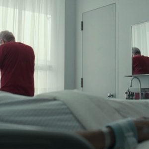 Hand of God: il protagonista Ron Perlman in una foto della serie