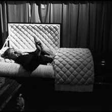 James Dean posa ironicamente in una bara