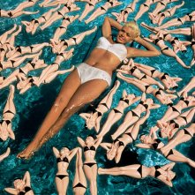 Jayne Mansfield tra le bottiglie d'acqua a sua immagine da lei pubblicizzate