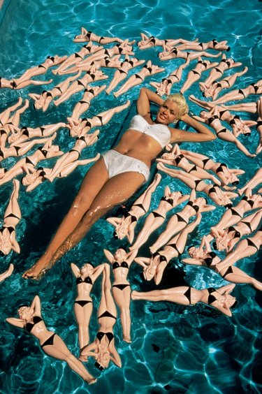 Jayne Mansfield tra le bottiglie d'acqua a sua immagine da lei pubblicizzate