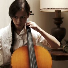La bugia bianca: Francesca di Maggio intenta a suonare il violoncello in una scena del film