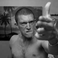 L'odio: Vincent Cassel punta le dita a mo' di pistola