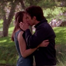 Una mamma per amica: Alexis Bledel e Milo Ventimiglia in una romantica immagine dell'episodio Ritorno di fiamma