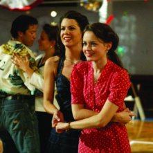 Una mamma per amica: Lauren Graham e Alexis Bledel in una foto della puntata La maratona di ballo