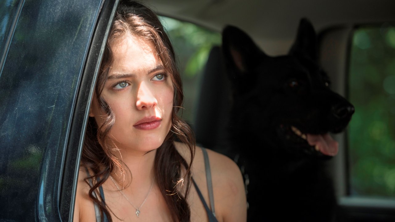 Margaret Qualley in una scena di The Leftovers