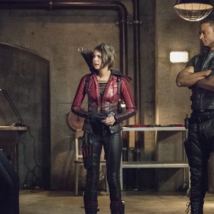 Arrow: Willa Holland tra Stephen Amell e David Ramsey