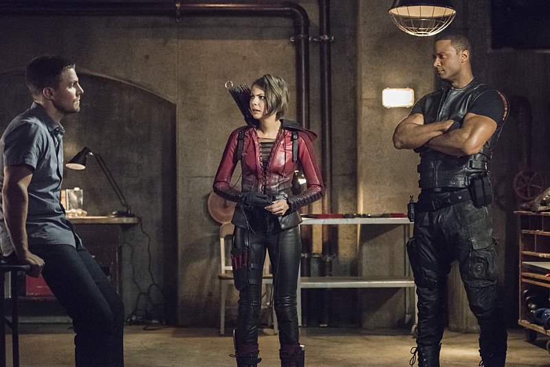 Arrow: Willa Holland tra Stephen Amell e David Ramsey