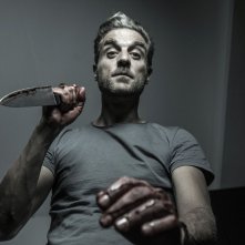 Arthur: il protagonista della web series Ettore Nicoletti brandisce un coltello