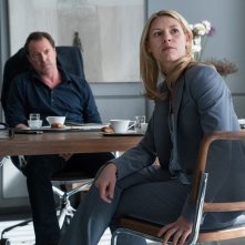Homeland: Sebastian Koch e Claire Danes in una foto dell'episodio Separation Anxiety