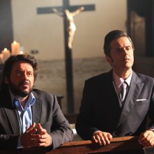 Natale col boss: Lillo e Greg in una scena del film ambientata in una chiesa