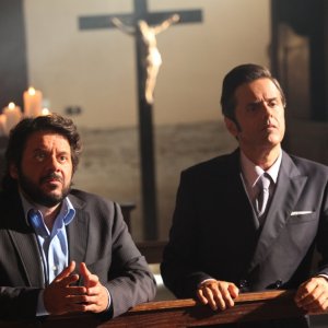 Natale col boss: Lillo e Greg in una scena del film ambientata in una chiesa