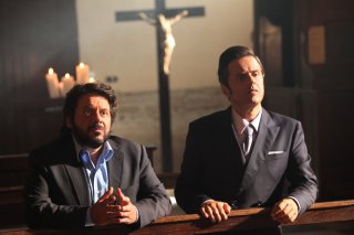 Natale col boss: Lillo e Greg in una scena del film ambientata in una chiesa