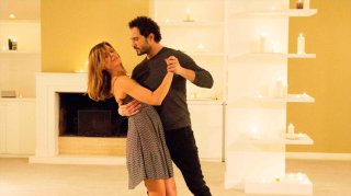 E' arrivata la felicità: Claudia Pandolfi e Claudio Santamaria in una scena della serie