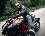 Keanu Reeves vende se stesso e un viaggio in moto per beneficenza