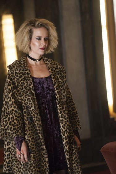 American Horror Story: Hotel - Sarah Paulson in un'immagine promozionale della serie