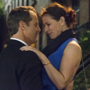 The Affair: Josh Stamberg e Maura Tierney in una foto del primo episodio della seconda stagione