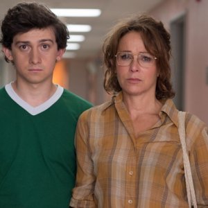 Red Oaks: Craig Roberts e Jennifer Grey in una scena