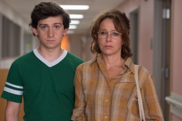 Red Oaks: Craig Roberts e Jennifer Grey in una scena