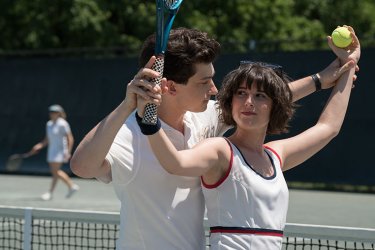Red Oaks: Craig Roberts dà lezioni di tennis ad Alexandra Socha