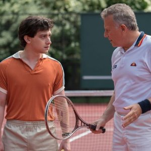 Red Oaks: Craig Roberts insieme al presidente del country club Paul Reiser