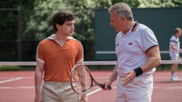 Red Oaks: Craig Roberts insieme al presidente del country club Paul Reiser