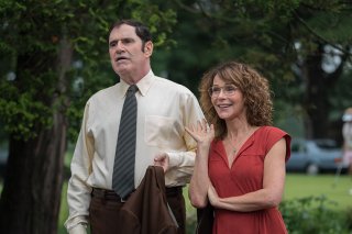 Red Oaks: Richard Kind e Jennifer Grey in una scena