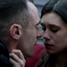 Alaska: Elio Germano e Astrid Berges-Frisbey in una scena del film