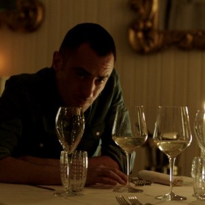 Alaska: Elio Germano in una scena del film