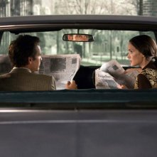 Experimenter: Peter Sarsgaard e Winona Ryder in macchina in una scena del film