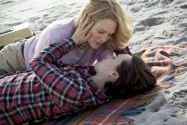 Freeheld - Amore, giustizia, uguaglianza: Ellen Page e Julianne Moore in una scena del film