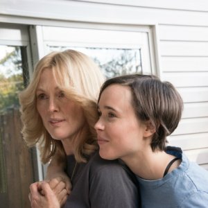 Freeheld - Amore, giustizia, uguaglianza: Julianne Moore ed Ellen Page in una scena del film