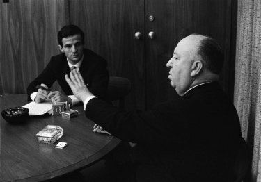 Hitchcock/Truffaut: Alfred Hitchcock e François Truffaut in una famosa immagine che li ritrae durante uno dei loro incontri