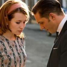 Legend: Emily Browning e Tom Hardy in una bella immagine del film