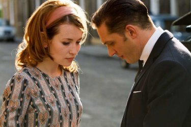 Legend: Emily Browning e Tom Hardy in una bella immagine del film