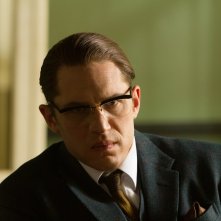 Legend: un primo piano di Tom Hardy nel film