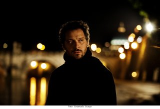 Lo chiamavano Jeeg Robot: Claudio Santamaria in una scena del film
