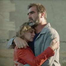 Mad Kings: Céline Sallette ed Eric Cantona abbracciati in un momento del film