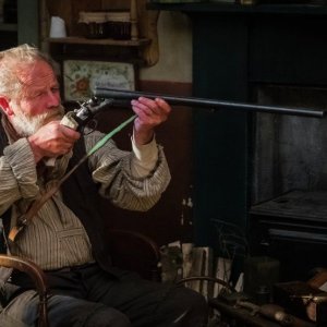 Sunset Song: Peter Mullan pulisce il fucile