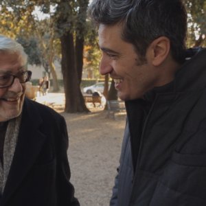 Ridendo e scherzando - Ritratto di un regista all'italiana: Ettore Scola e Pif in un'immagine del documentario