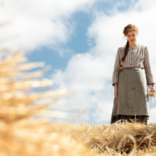 Sunset Song: una bella immagine di Agyness Deyn in campagna